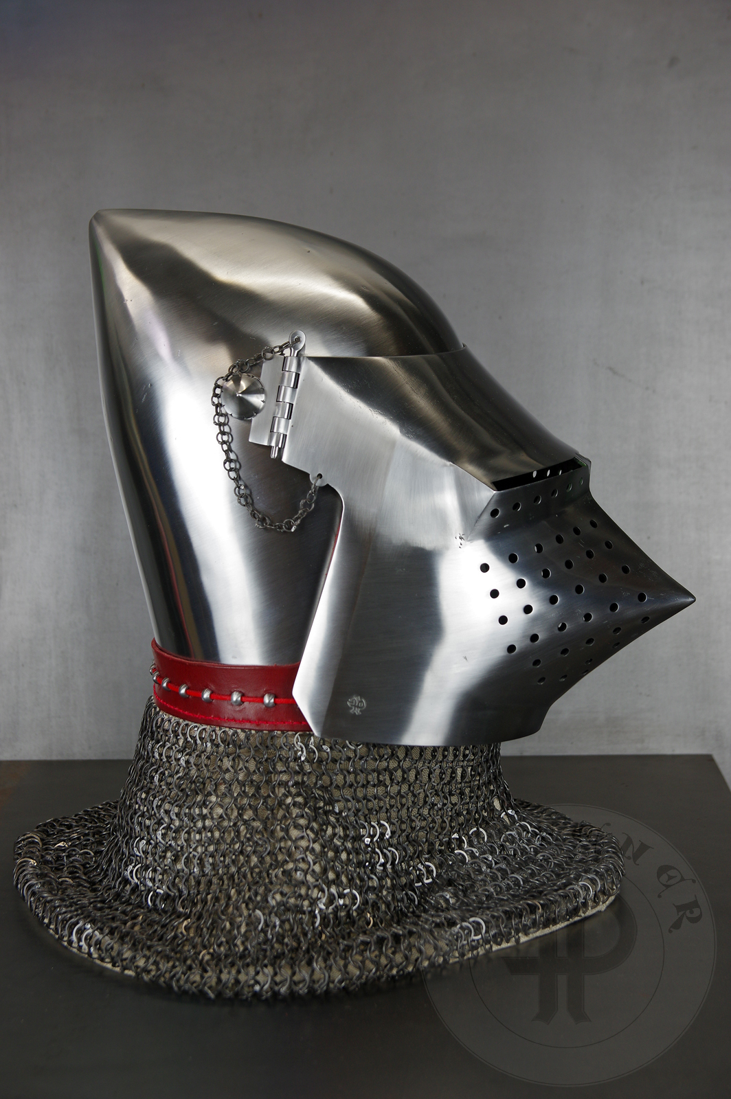 Visored bascinet based on example from Le Landeron in Switzerland, circa 1380-1400. Material: 2 mm steel with 0,3 % carbon. Heat treatment: hardened and tempered up to 34 HRC. Weight 4,090 kg / Przybica starszego typu tzw. psi pysk wzorowana na oryginale z Le Landeron w Szwajcarii, datowana na 1380-1400 rok. Materia: stal 2 mm o zawartoci wgla 0,3%. Hartowany i odpuszczany do 34 HRC. Waga 4,090 kg.